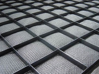 Flat strip supporting grid demister pad